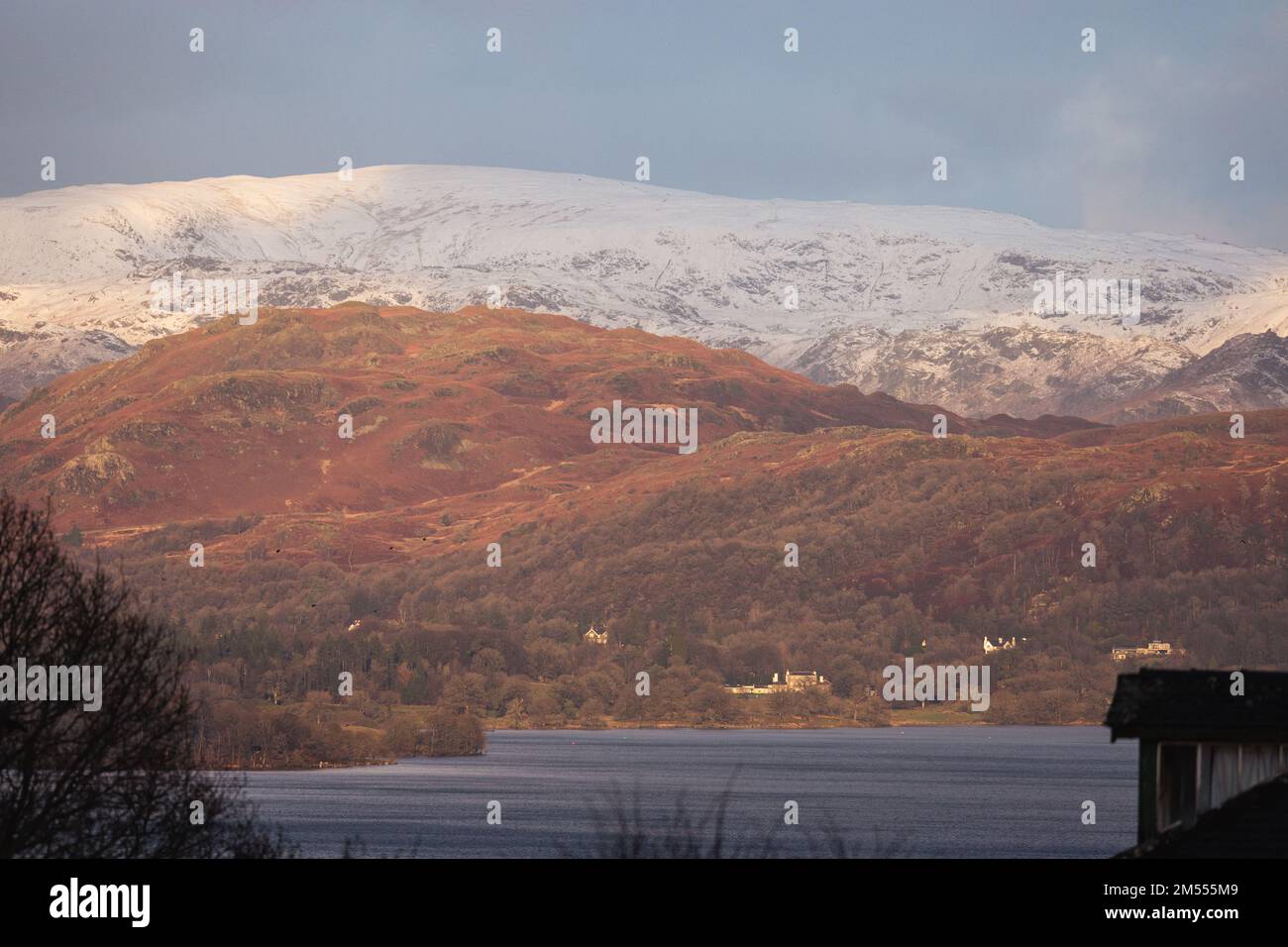Lac Windermere Cumbria 26th décembre 2022 .UK Météo neige de nuit sur les coquillages au-dessus du lac Windermere crédit: Gordon Shoosmith/Alay Live News Banque D'Images
