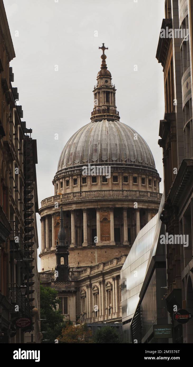 Un gros plan vertical d'une partie de la cathédrale Saint-Paul à Londres, Royaume-Uni Banque D'Images