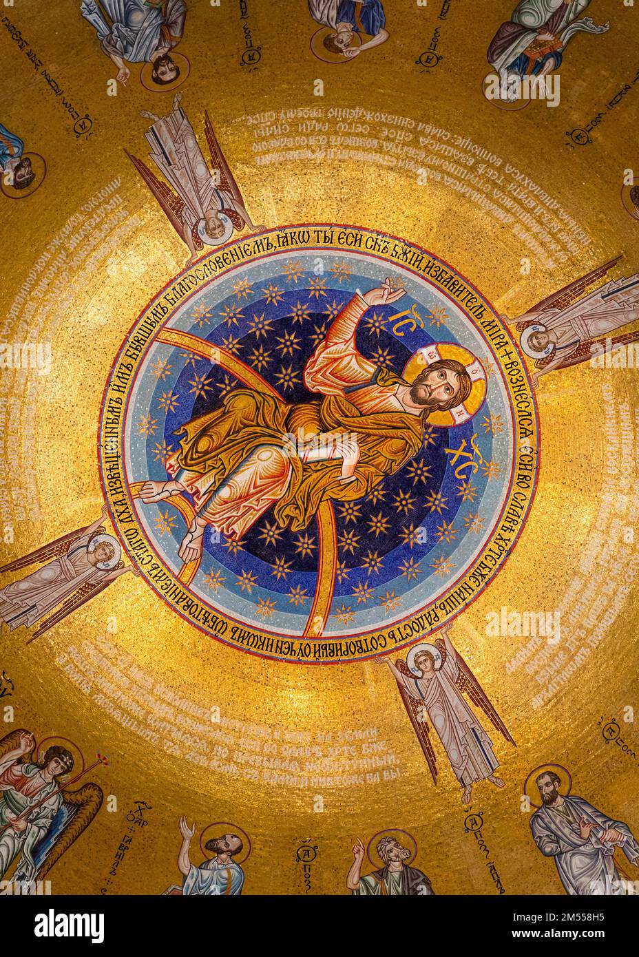 Belgrade, Serbie - 20 décembre 2022 : intérieur de l'église Saint-Sava avec de belles icônes de Jésus-Christ et des apôtres en mosaïque à Belgrade Banque D'Images