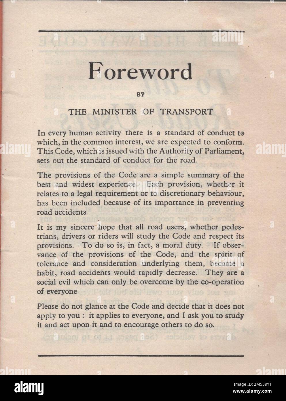 Le code de la route : émis par le ministre des Transports avec l'autorité de paraéquipement pour l'orientation et la sécurité de tous les usagers de la route avec une annexe comprenant des schémas de signalisation et de signalisation. Londres : publié par le bureau de papeterie de sa Majesté. Un penny net. À acheter directement auprès de H.M. Bureau de la papeterie aux adresses suivantes : York House, Kingsway, Londres WC2 / 13a Castle Street Edimbourg 2 / 39-41 King Street Manchester 2 / 1st Andrews Crescent Cardiff / 80 Chichester Street , Belfast / ou par l'intermédiaire d'un libraire. / Avant-propos / Loi de 1930 sur la circulation routière, article 45 Banque D'Images