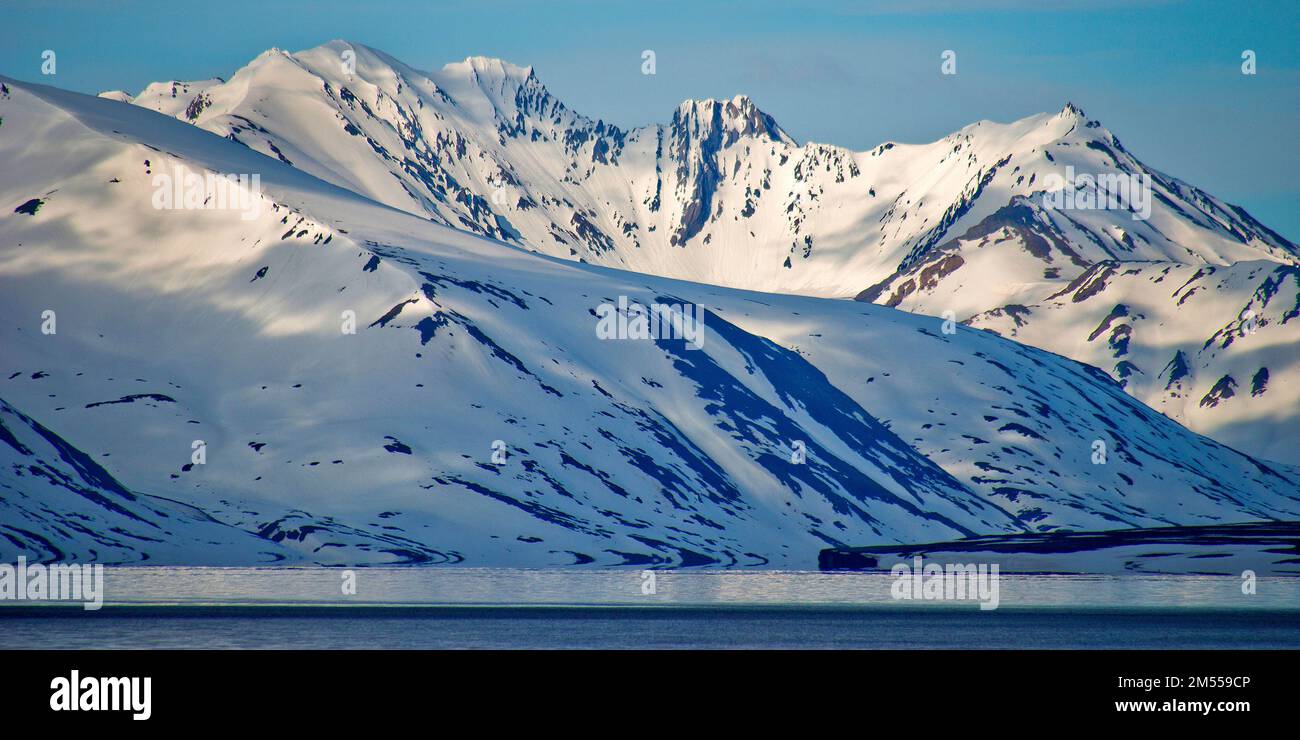 Montagnes enneigées, OSCAR II Land, Arctique, Spitsbergen, Svalbard, Norvège, Europe Banque D'Images