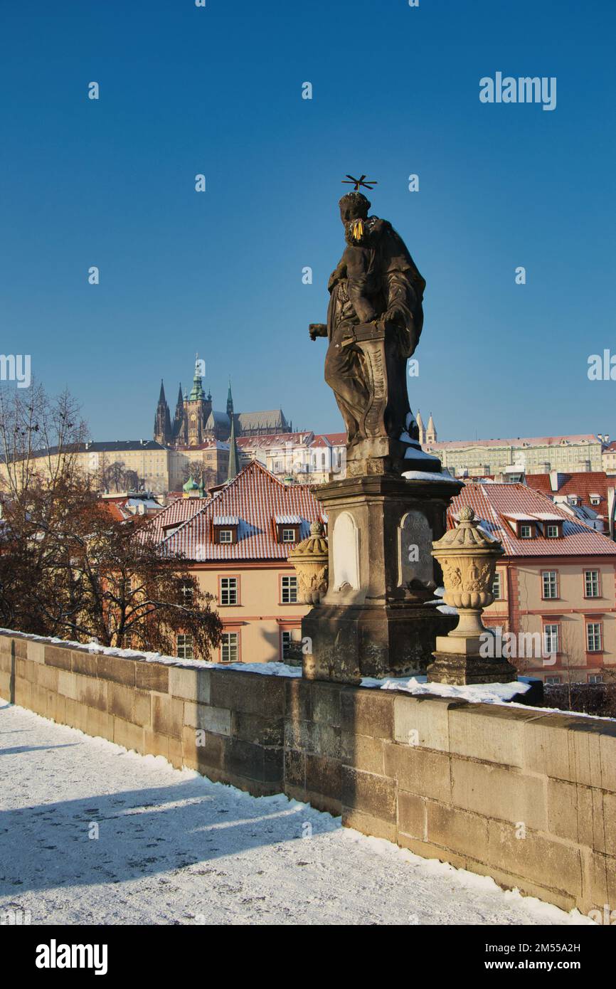 Statue de Saint-Jean Anthony de Padoue sur le pont Charles, Prague. République tchèque. Banque D'Images