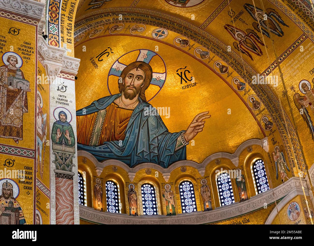 Belgrade, Serbie - 20 décembre 2022 : intérieur de l'église Saint-Sava avec une belle icône de Jésus-Christ en mosaïque à Belgrade, Serbie Banque D'Images