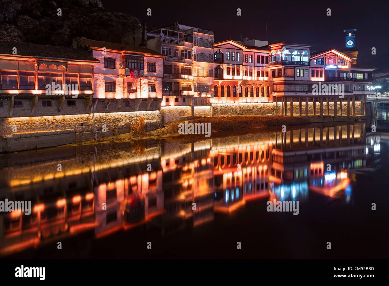 Amasya, Turquie - 22 décembre 2022 : anciennes maisons ottomanes et tour de l'horloge vue sur la rivière Yesilirmak dans la ville d'Amasya. Amasya est populaire destination touristique Banque D'Images