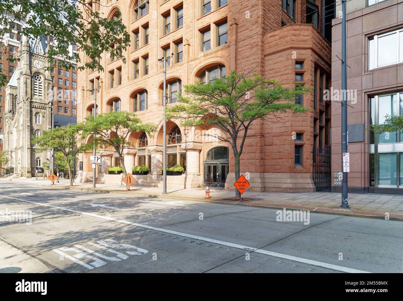 Le bâtiment historique de la Society for Savings Building, le plus haut édifice de Cleveland en 1890, est rejoint à Key Tower, le plus haut bâtiment actuel de la ville (2022). Banque D'Images