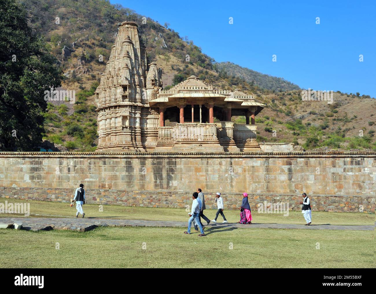 Le temple hindou entourant le fort abandonné maudit ruiné dans la place prétendument hantée Bhangarh fort Banque D'Images
