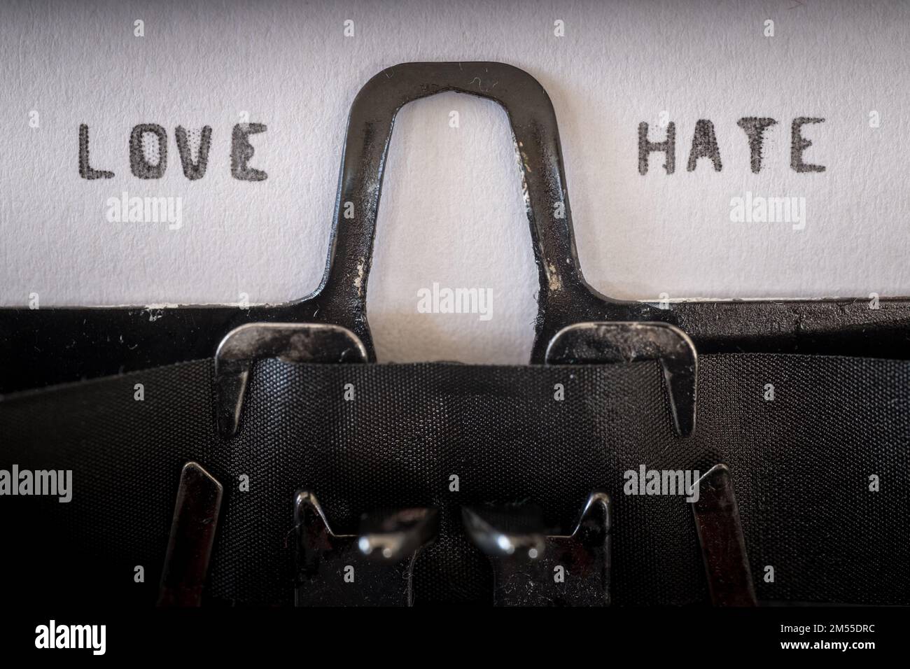 Mots d'amour et de haine écrits sur une machine à écrire vintage Banque D'Images