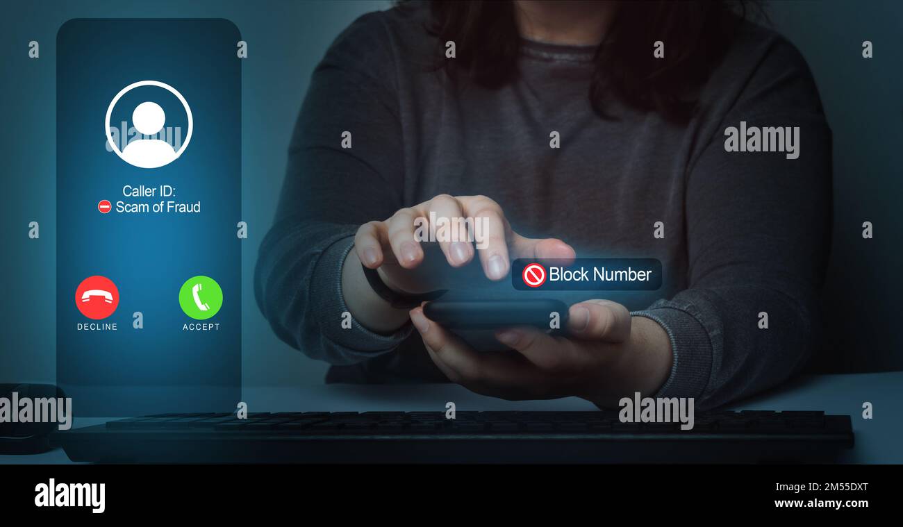 Femme bloquant l'appel d'escroquerie sur le smartphone. Signe d'avertissement de numéro inconnu. Notion : appels indésirables. Banque D'Images