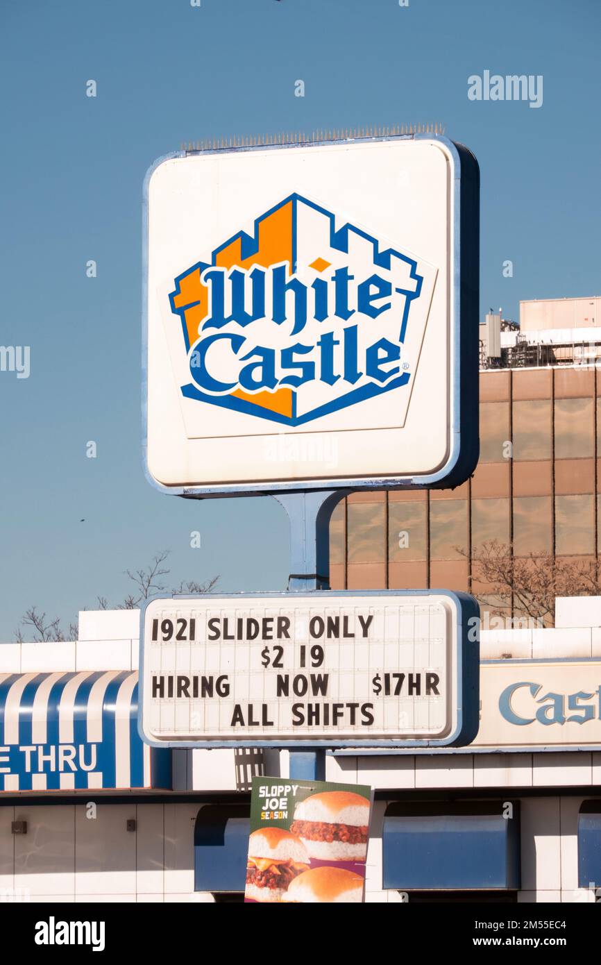 Panneaux à l'extérieur de White Castle offrant des emplois et de visiter le noslgic 1921 Slider. À Bayside, Queens, New York. Banque D'Images