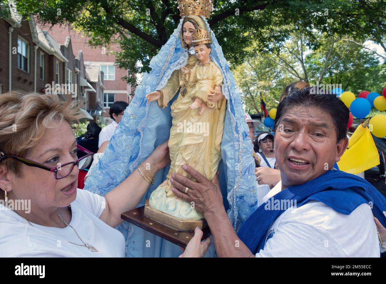 Les fidèles de la Vierge du nuage et les adorateurs de la Bienheureuse église du Sacrement préparent leur char pour la parade équatorienne NYC 2022 à Queens NYC Banque D'Images