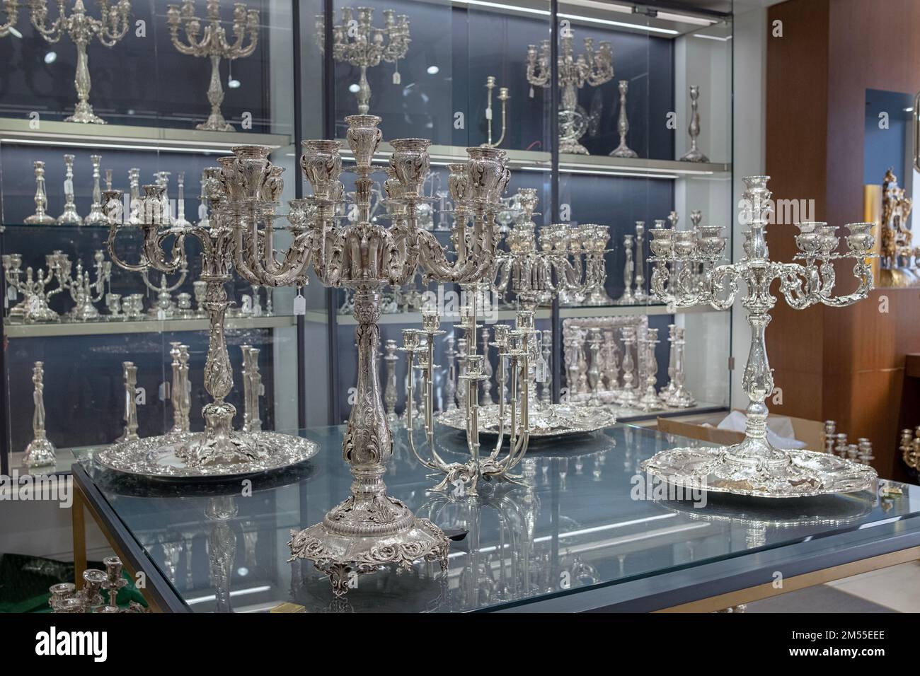 Beaux candélabres ronds en argent utilisés dans les maisons juives orthodoxes pour éclairer les bougies du Sabbat. Dans un magasin de Brooklyn, New York. Banque D'Images