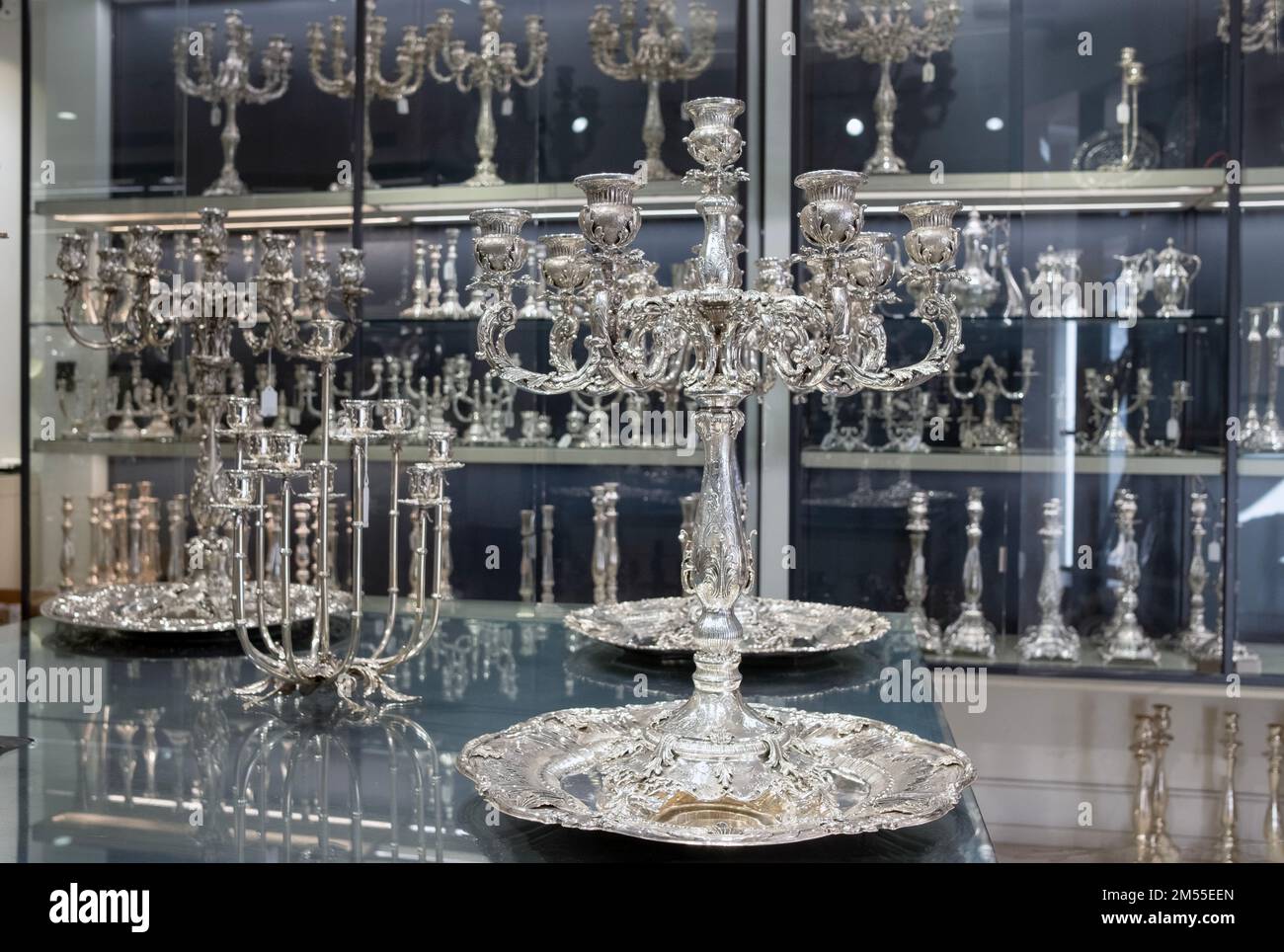 De magnifiques candélabres argentés ornés sont utilisés pour éclairer les bougies à l'huile et à la mèche de sabbat. Dans un magasin de Brooklyn qui vend des articles religieux argentés. Banque D'Images