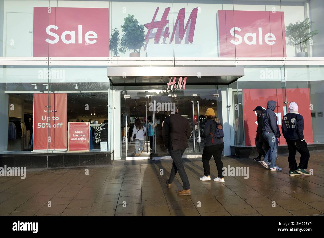 Édimbourg, Écosse, Royaume-Uni. 26th décembre 2022. Bien que de nombreux magasins de grande rue restent fermés jusqu'à demain, certains ouvrent pour les ventes du lendemain de Noël, espérant récupérer les clients disponibles. 50 % de réduction à H&M , Princes Street. Crédit : Craig Brown/Alay Live News Banque D'Images