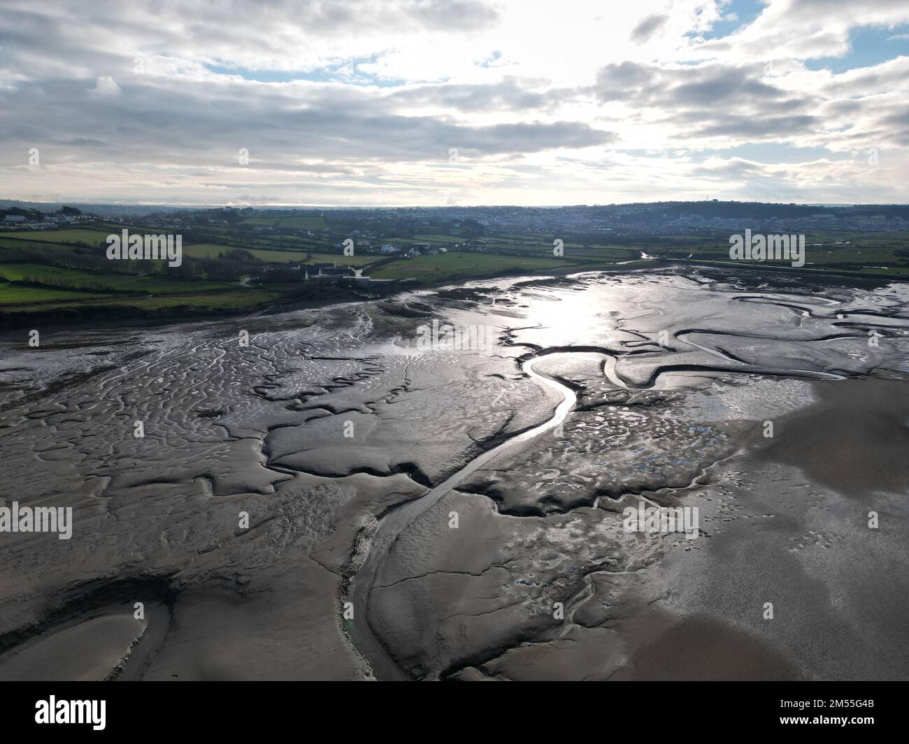 Un drone aérien a tiré sur une rivière peu profonde dans le village d'Appledore, dans le nord du Devon, en Angleterre Banque D'Images