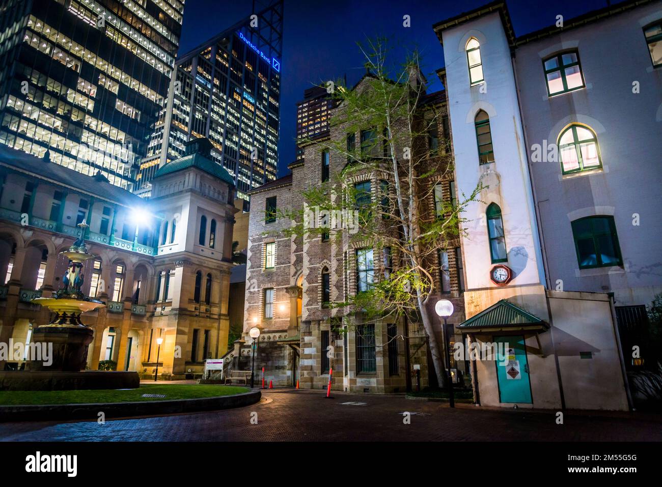 L'hôpital de Sydney entouré de gratte-ciels d'affaires la nuit, il est situé sur Macquarie Street dans le quartier central des affaires de Sydney et est l'ol Banque D'Images