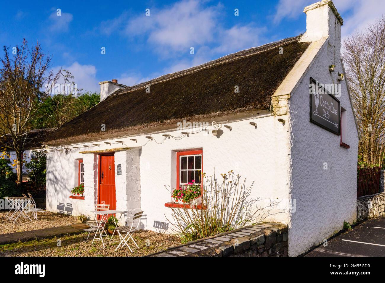 Mignonne maison irlandaise blanchie à la chaux, actuellement utilisée comme café et café, Kilmatreenan, comté de Donegal, République d'Irlande. Banque D'Images