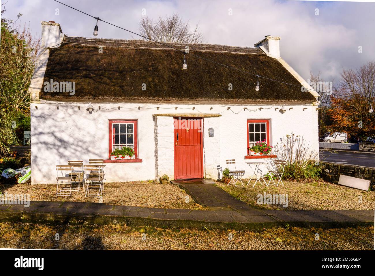 Mignonne maison irlandaise blanchie à la chaux, actuellement utilisée comme café et café, Kilmatreenan, comté de Donegal, République d'Irlande. Banque D'Images