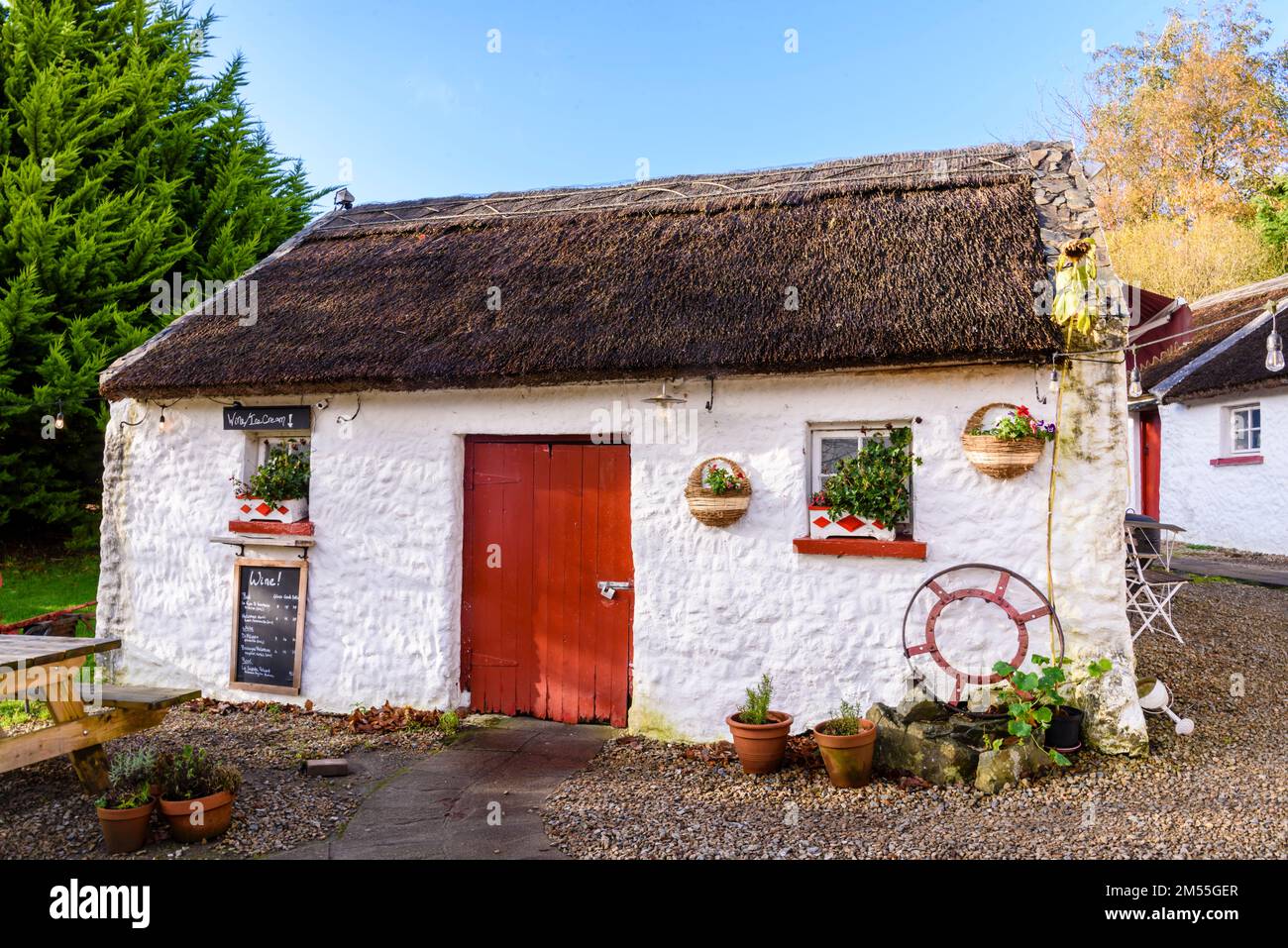 Mignonne maison irlandaise blanchie à la chaux, actuellement utilisée comme café et café, Kilmatreenan, comté de Donegal, République d'Irlande. Banque D'Images