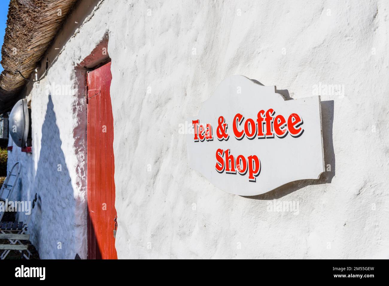 Mignonne maison irlandaise blanchie à la chaux, actuellement utilisée comme café et café, Kilmatreenan, comté de Donegal, République d'Irlande. Banque D'Images