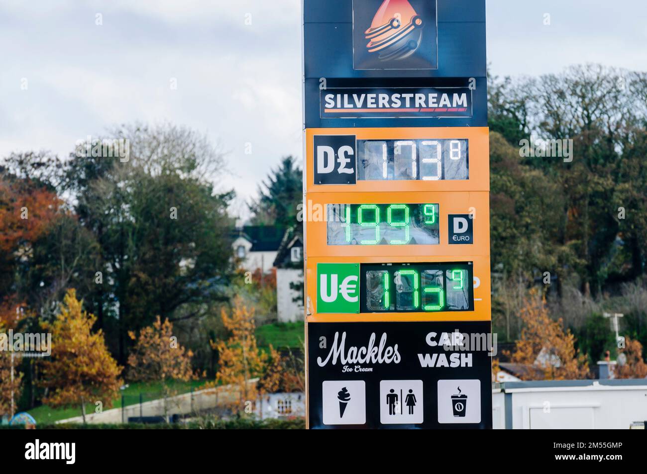 Panneaux de prix sur la piste d'une station-service indiquant le diesel à 199,9 et l'essence à 175,9. Banque D'Images