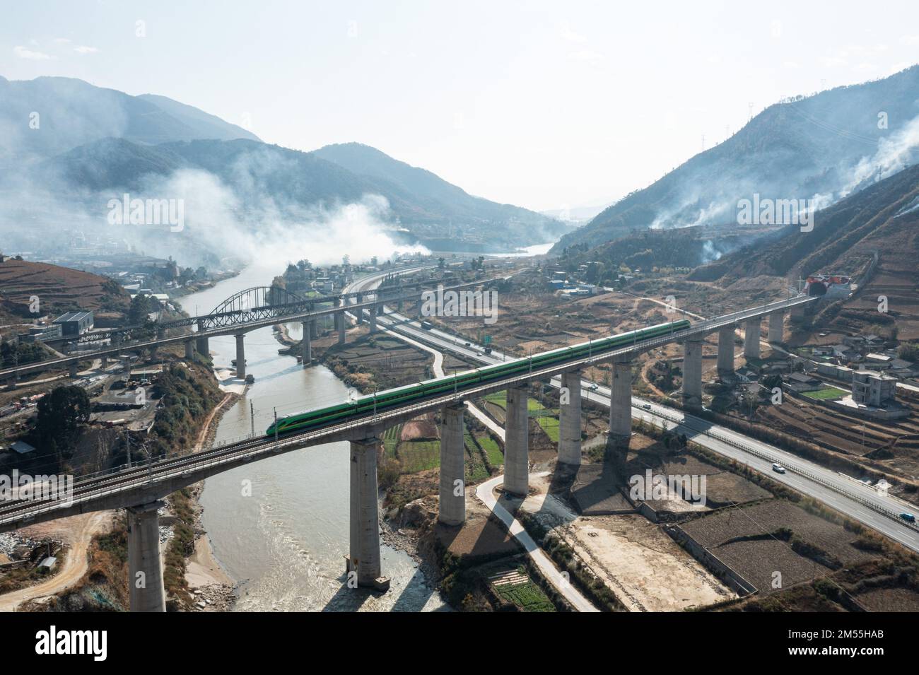 (221226) -- CHENGDU, le 26 décembre 2022 (Xinhua) -- cette photo aérienne prise le 26 décembre 2022 montre un train à grande vitesse Fuxing codé C45 qui fonctionne sur le nouveau chemin de fer de Chengdu-Kunming. Un chemin de fer reliant Chengdu et Kunming, deux grandes villes du sud-ouest de la Chine, est maintenant entièrement opérationnel avec l'ouverture de sa dernière section lundi. Avec une vitesse prévue de 160 km/h, la nouvelle ligne de 915 km, qui s'étend presque parallèlement à une liaison ferroviaire existante entre Chengdu et Kunming, réduit le temps de trajet de 19 heures à 7,5 heures. Banque D'Images