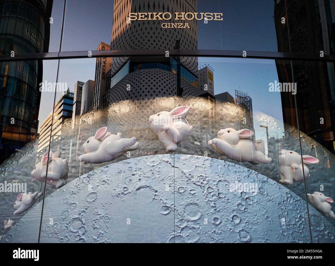 Tokyo. 26th décembre 2022. Cette photo prise le 26 décembre 2022 montre une vitrine avec des décorations de lapin pour accueillir l'année du lapin à Ginza, Tokyo, Japon. Credit: Zhang Xiaoyu/Xinhua/Alay Live News Banque D'Images