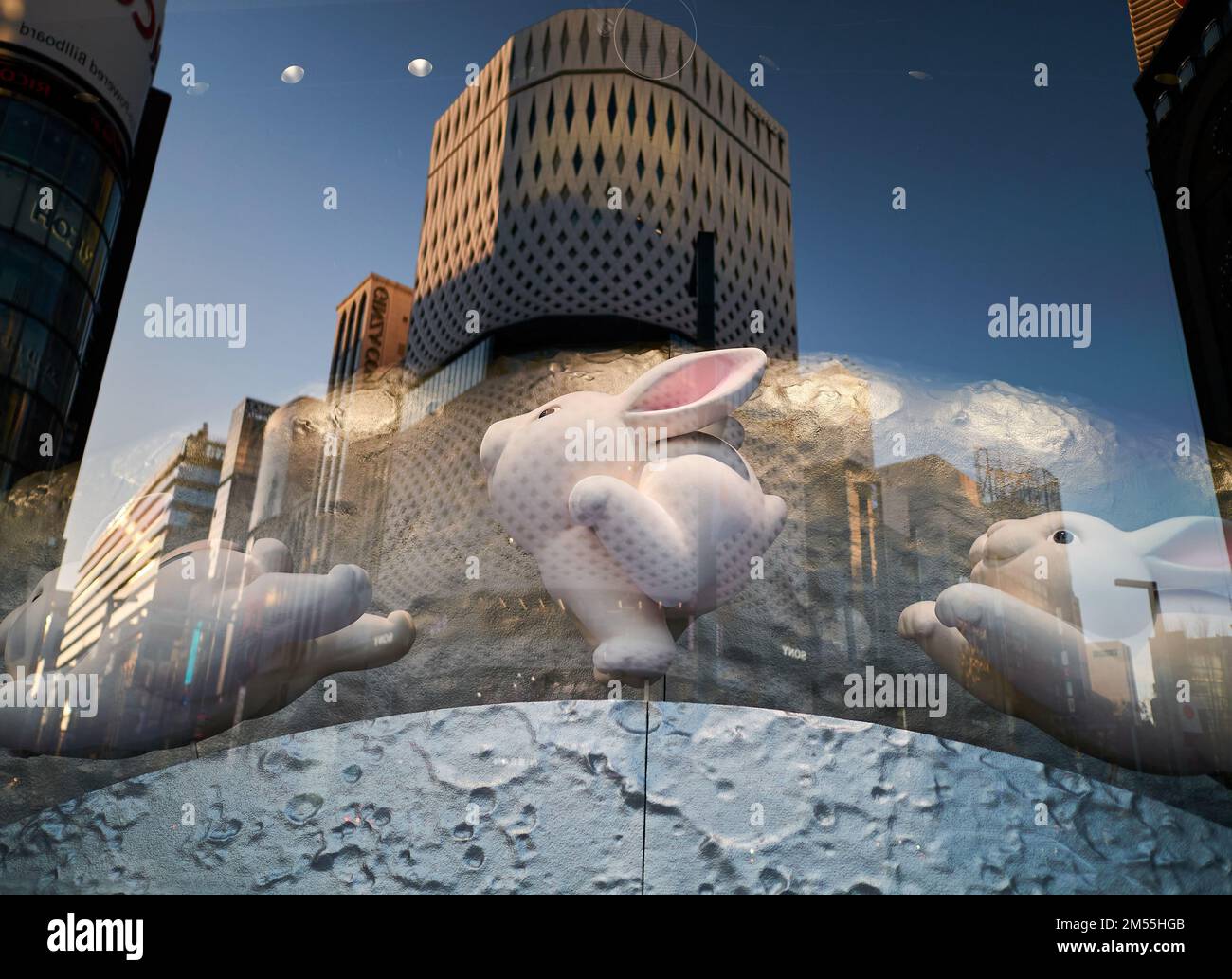 Tokyo. 26th décembre 2022. Cette photo prise le 26 décembre 2022 montre une vitrine avec des décorations de lapin pour accueillir l'année du lapin à Ginza, Tokyo, Japon. Credit: Zhang Xiaoyu/Xinhua/Alay Live News Banque D'Images