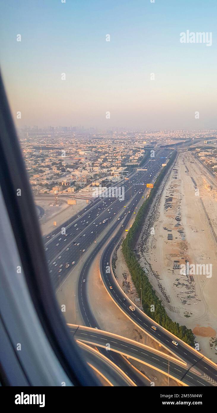 Vue de la fenêtre de l'avion sur le ciel bleu et la terre avec paysage de désert, mer et canaux dans les Émirats. Photo de haute qualité Banque D'Images