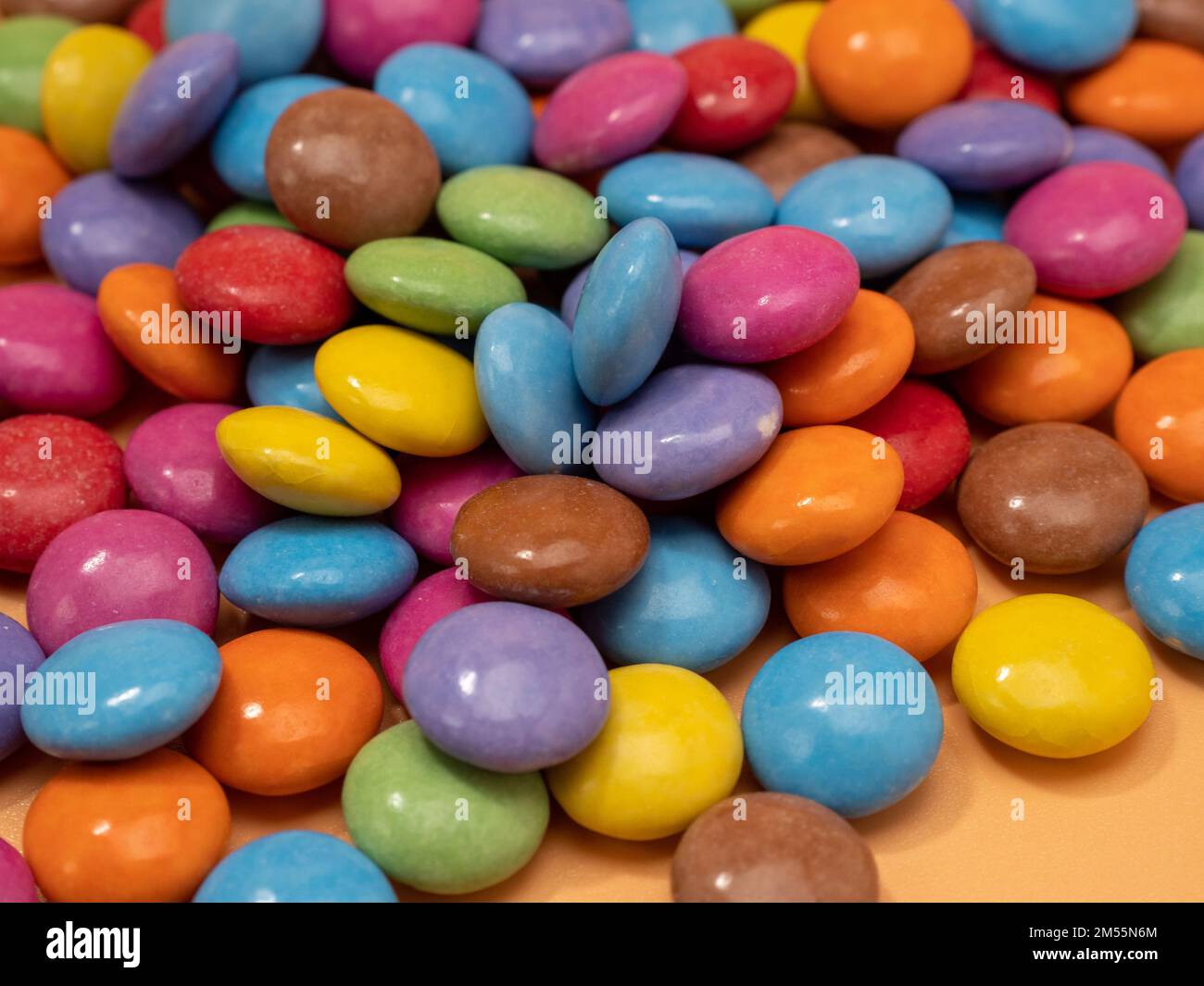 Petites friandises rondes multicolores. Bonbons couverts de sucre glace. Douceur de couleur. Banque D'Images