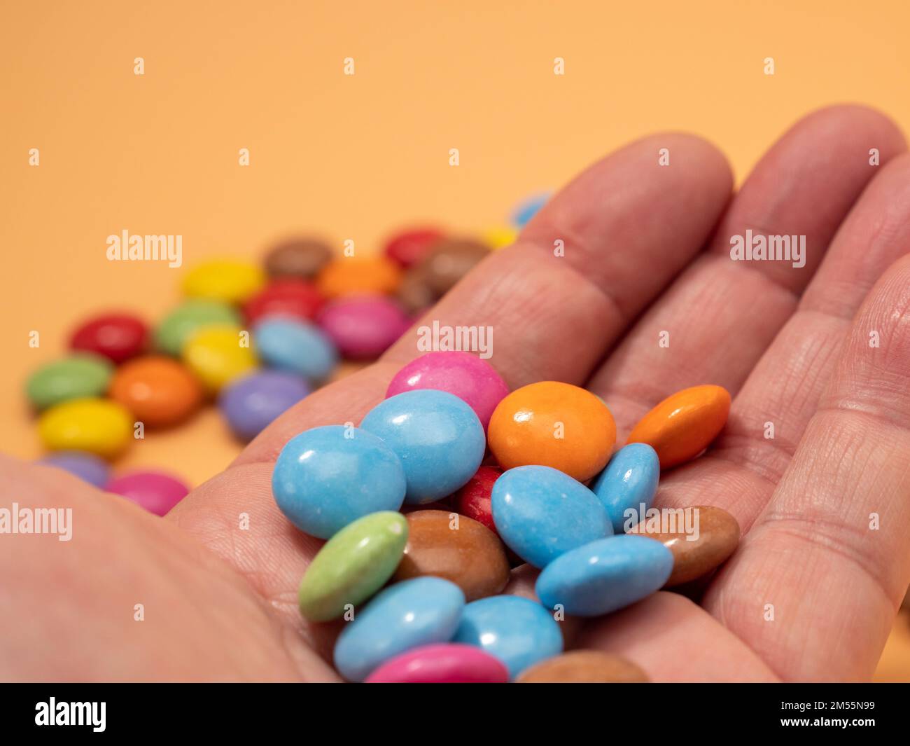 Petites friandises rondes multicolores. Bonbons couverts de sucre glace. Douceur de couleur. Banque D'Images
