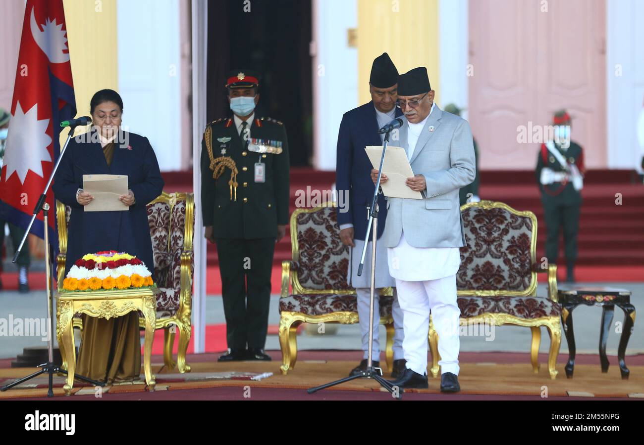 Katmandou, Népal. 26th décembre 2022. Le Premier ministre nouvellement élu du Népal, Pushpa Kamal Dahal, également connu sous le nom de Prachanda (R), administre le serment d'office en présence du Président Bidhya Devi Bhandari (L) et du Premier ministre sortant, Sher Bahadur Deuba (C), au bâtiment présidentiel « shital Niwas » à Katmandou, au Népal, au 26 décembre 2022. (Image de crédit : © Dipen Shrestha/ZUMA Press Wire) Banque D'Images