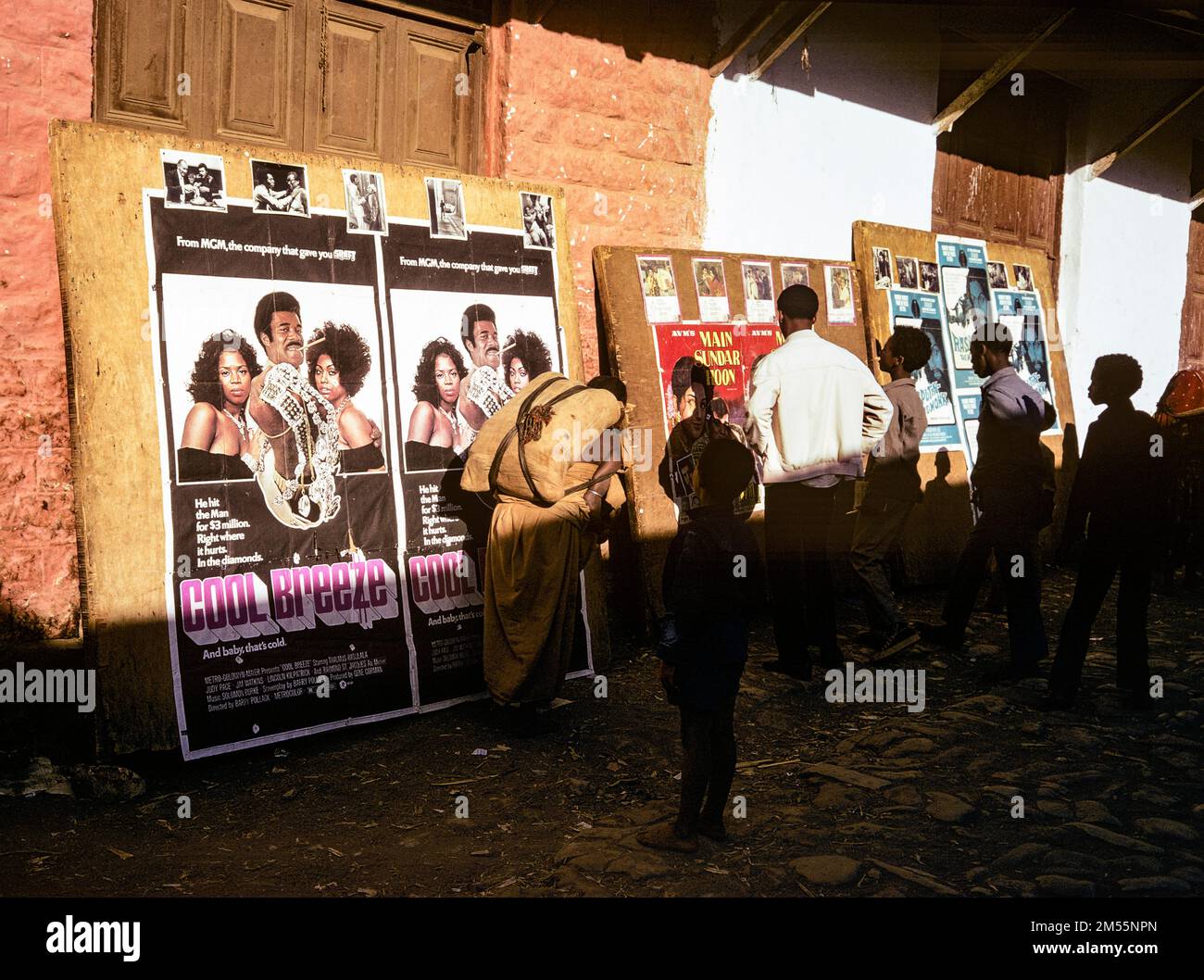 Éthiopie, 1970s, Harar, personnes regardant des films posters, région de Harari, Afrique de l'est, Banque D'Images