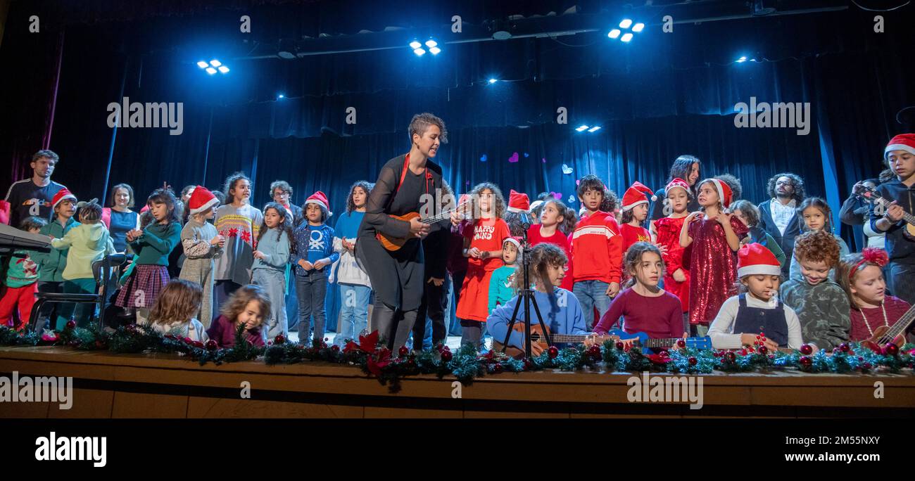 Enfants et maître de choirtre au concert de Noël, le Caire, Egypte Banque D'Images