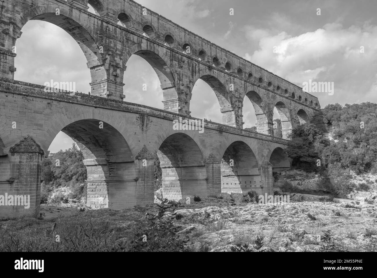 Pont du Gard aqueduc à trois niveaux, le pont construit au premier siècle après J.-C. sur la rivière Gardon. Provence, noir blanc Banque D'Images