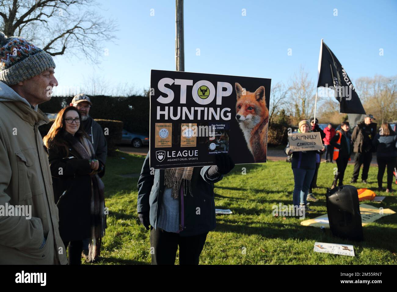Hawridge, Chesham, Royaume-Uni. 26th décembre 2022. Les manifestants contre la chasse au renard manifestent devant le Full Moon Pub de Hawridge. Credit: Uwe Deffner/Alay Live News Banque D'Images