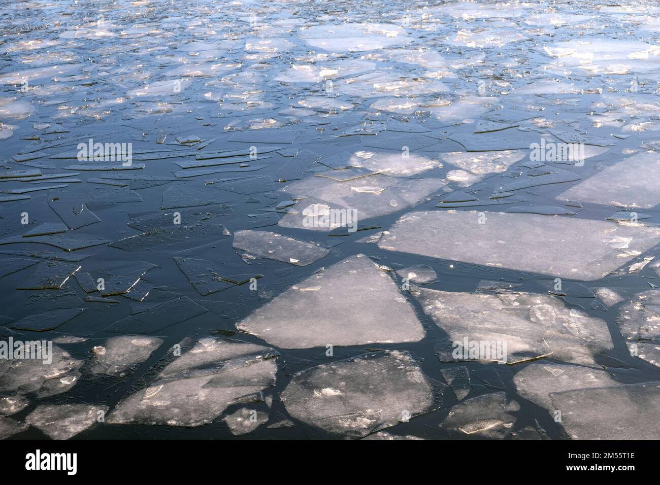 De nombreuses petites banquise cassées flottent sur la rivière bleue vue aérienne Banque D'Images