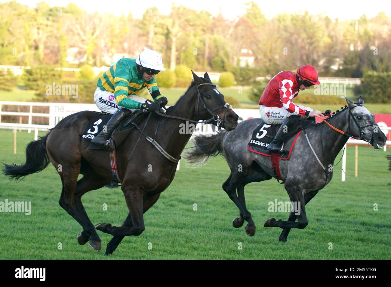 Saint Roi, criblé par le jockey Mark Walsh (à gauche), remporte la toute nouvelle application de poteau de course Novice Chase (Noël) avec Fil Dor, criblé par le jockey Jack Kennedy troisième au cours de la première journée du Festival de Noël de Leopardstown à l'hippodrome de Leopardstown à Dublin, en Irlande. Date de la photo: Lundi 26 décembre 2022. Banque D'Images