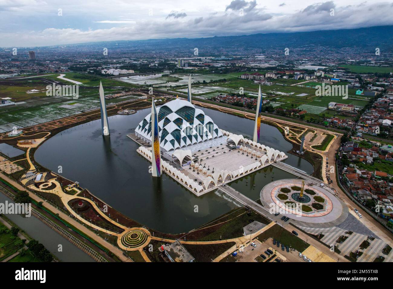 NOTE DE LA RÉDACTION : image prise avec un drone)vue aérienne de la mosquée  Al-Jabbar à Bandung. Masjid Raya Al-Jabbar peut accueillir 20 mille fidèles  et cette mosquée sera inaugurée vendredi, 30