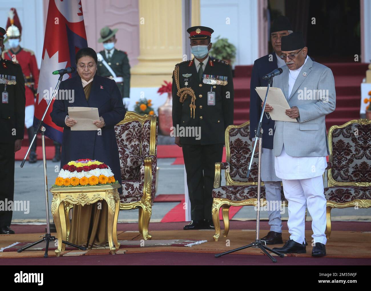 Katmandou, Bagmati, Népal. 26th décembre 2022. Le Premier ministre nouvellement élu du Népal, Pushpa Kamal Dahal(R), administre le serment d'investiture en présence du Président Bidhya Devi Bhandari (L) et du Premier ministre sortant, Sher Bahadur Deuba (R, retour), au bureau présidentiel de Katmandou, au Népal, sur 26 décembre 2022. (Image de crédit : © Sunil Sharma/ZUMA Press Wire) Banque D'Images