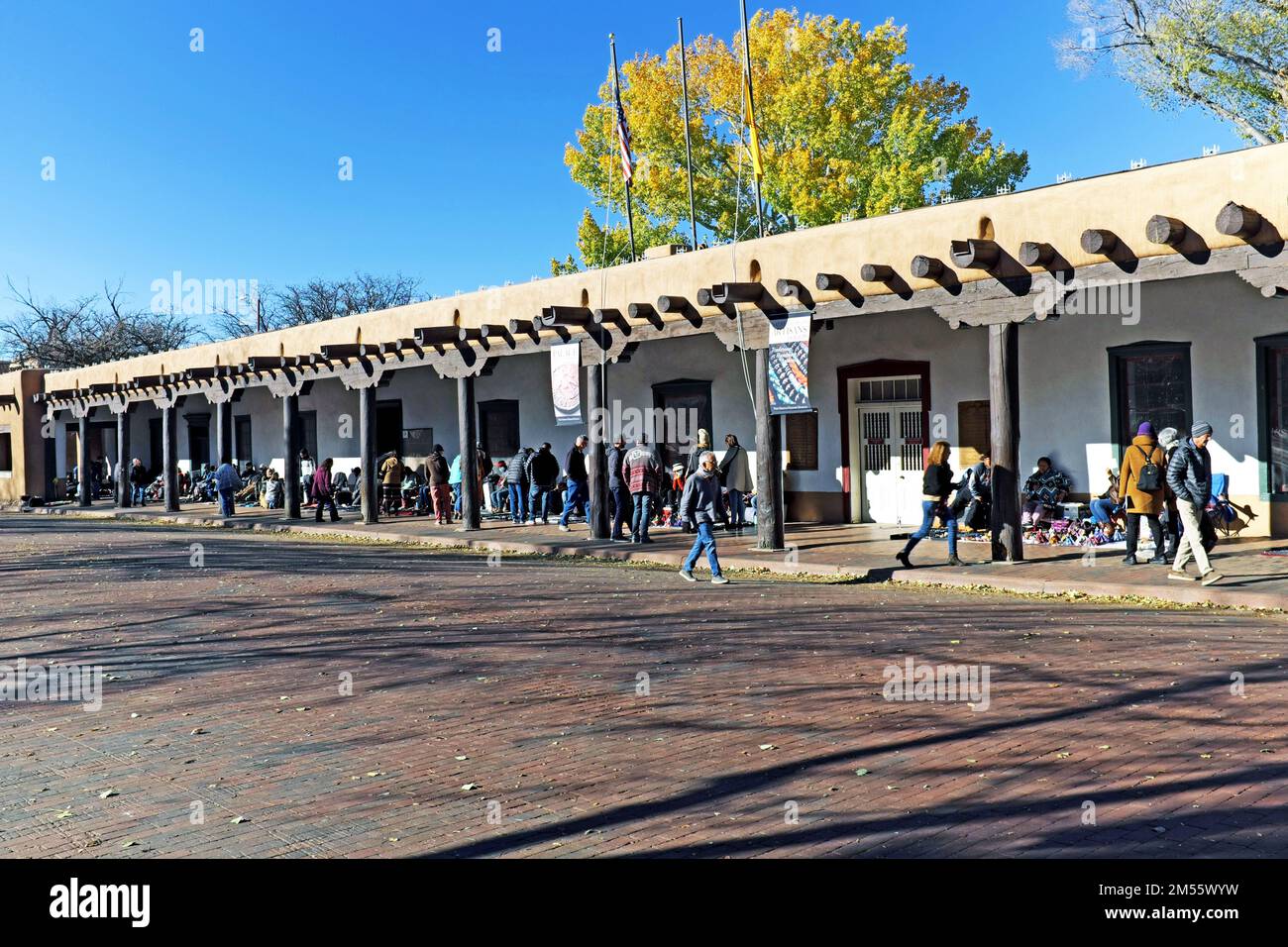 Le Santa Fe Plaza au Nouveau-Mexique a été construit en 1821 dans le style colonial hispano-américain et est maintenant un point de repère où les habitants et les visiteurs interagissent. Banque D'Images