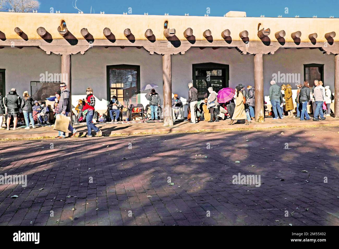 Le Santa Fe Plaza au Nouveau-Mexique a été construit en 1821 dans le style colonial hispano-américain et est maintenant un point de repère où les habitants et les visiteurs interagissent. Banque D'Images