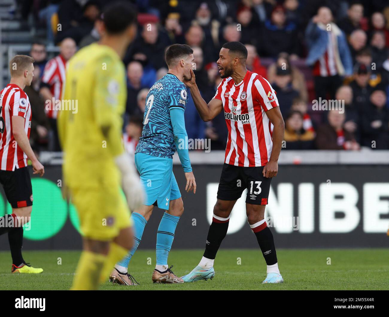 Londres, Angleterre, 26th décembre 2022. Matt Doherty de Tottenham Hotspur et Mathias Zanka Jørgensen de Brentford se disputent lors du match de la Premier League au Brentford Community Stadium, Londres. Le crédit photo devrait se lire: Paul Terry / Sportimage Banque D'Images