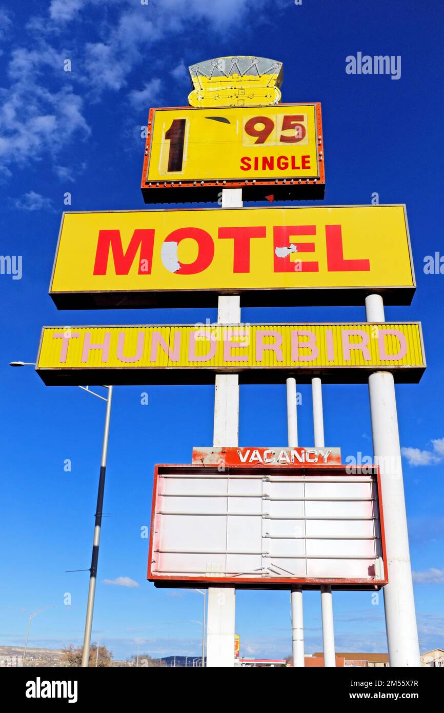 Le Thunderbird Motel de Gallup, au Nouveau-Mexique, était un motel de bord de route 66 déchiré en 2017 alors que le panneau reste debout en 2022. Banque D'Images