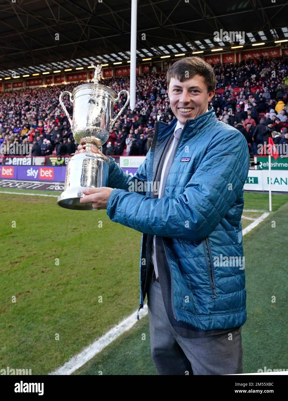 Sheffield, Angleterre, le 26th décembre 2022. Matt Fitzpatrick, fan de Sheffield Utd, et le trophée US Open en face du Kop lors du match du championnat Sky Bet à Bramall Lane, Sheffield. Crédit photo devrait se lire: Andrew Yates / Sportimage crédit: Sportimage / Alay Live News Banque D'Images