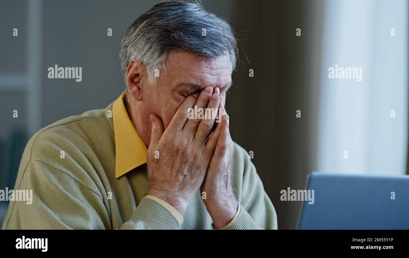 Senior mature homme d'affaires plus âgé regardant ordinateur portable stress de travail nerveux problèmes de perte d'échec au bureau à domicile homme âgé recevant de mauvaises nouvelles sur l'ordinateur Banque D'Images