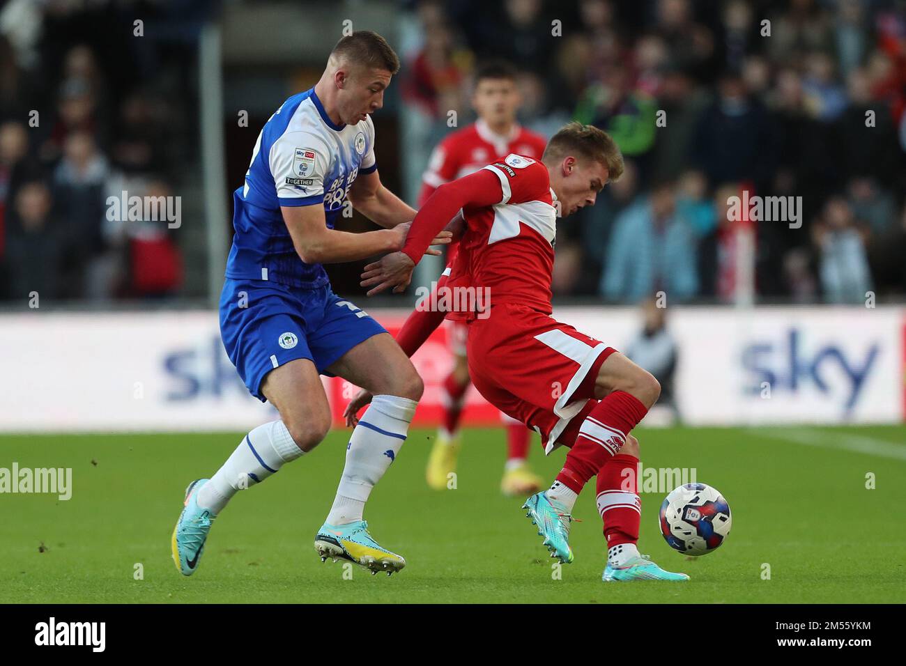 Middlesborough, Royaume-Uni. 26th décembre 2022. Charlie Hughes de Wigan Athletic en action avec Marcus Forss de Middlesbrough lors du match de championnat Sky Bet entre Middlesbrough et Wigan Athletic au stade Riverside, Middlesbrough, le lundi 26th décembre 2022. (Credit: Mark Fletcher | MI News ) Credit: MI News & Sport /Alay Live News Banque D'Images