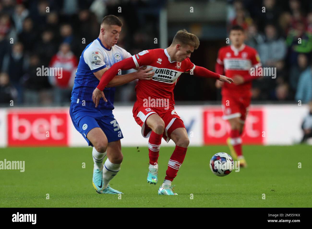 Middlesborough, Royaume-Uni. 26th décembre 2022. Charlie Hughes de Wigan Athletic en action avec Marcus Forss de Middlesbrough lors du match de championnat Sky Bet entre Middlesbrough et Wigan Athletic au stade Riverside, Middlesbrough, le lundi 26th décembre 2022. (Credit: Mark Fletcher | MI News ) Credit: MI News & Sport /Alay Live News Banque D'Images