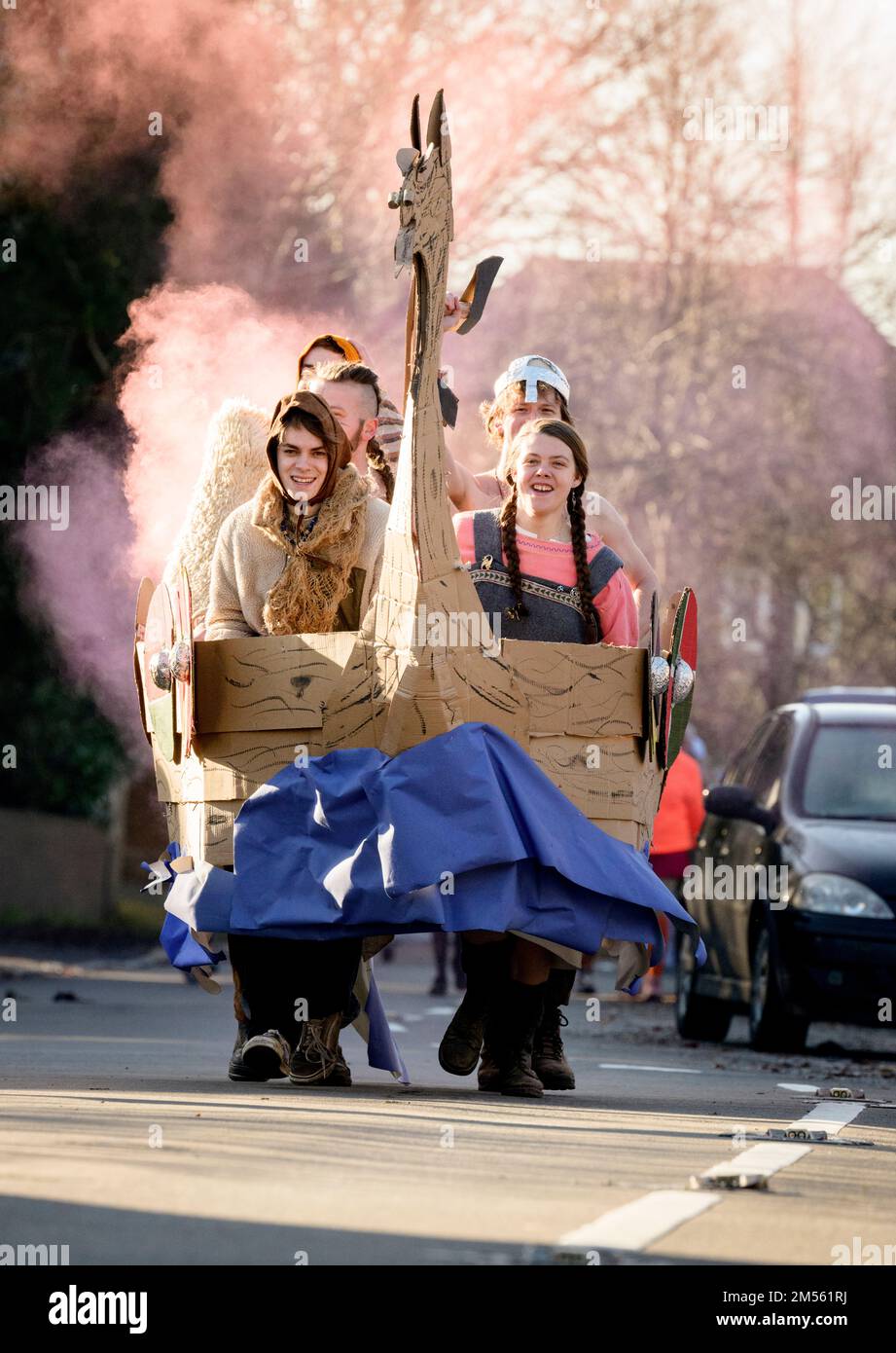 East Hoathly, Royaume-Uni. 26th décembre 2022. La course de pram du lendemain de Noël : des équipes en tenue habillée de fantaisie dans le village d'East Hoathly dans East Sussex récoltent des fonds pour des organismes de bienfaisance locaux. L'événement annuel commence et se termine au pub Kings Head, au centre du village. Crédit : Jim Holden/Alay Live News Banque D'Images