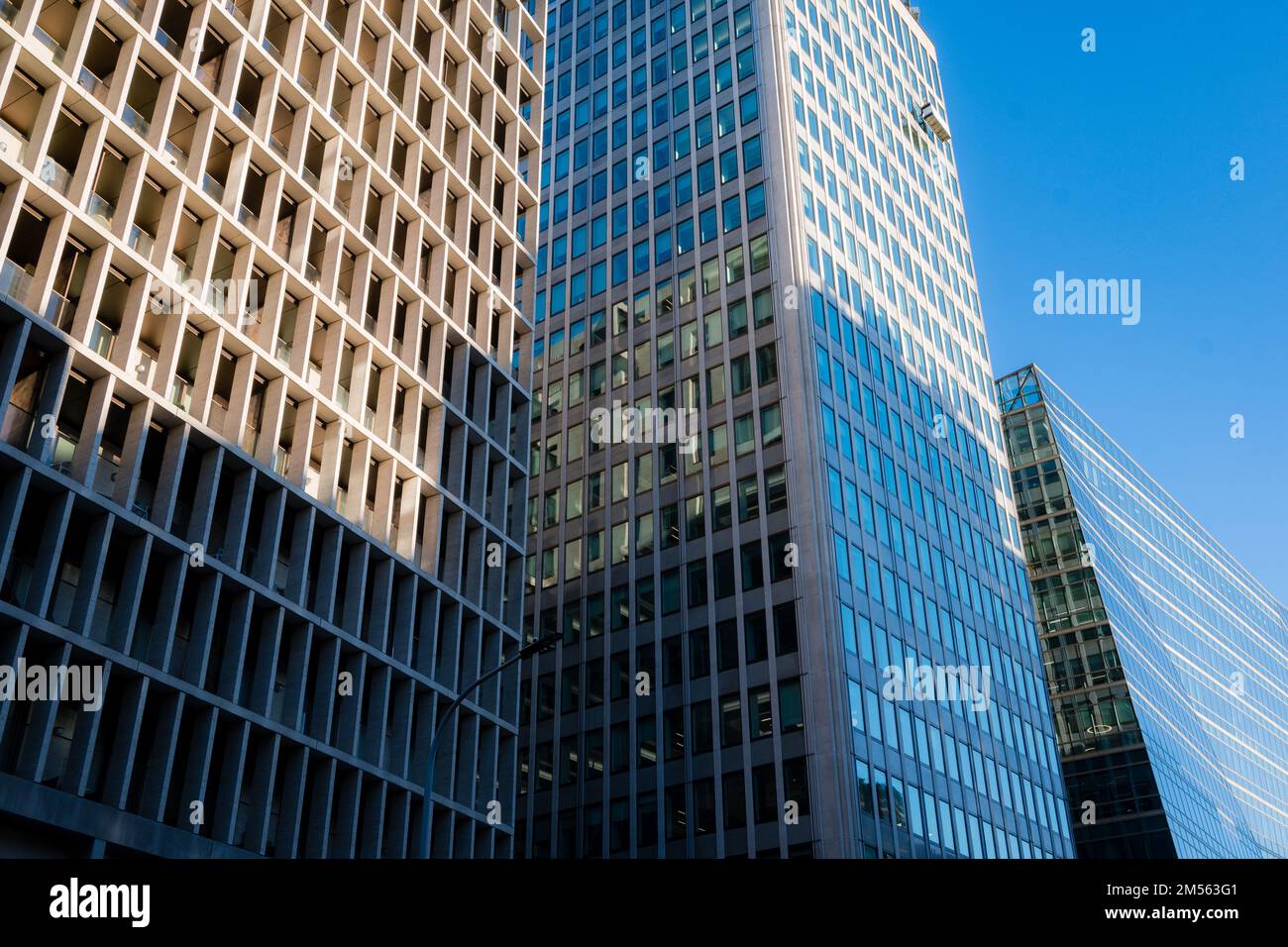 Nettoyage des fenêtres sur l'architecture contemporaine de bureau, Londres Banque D'Images