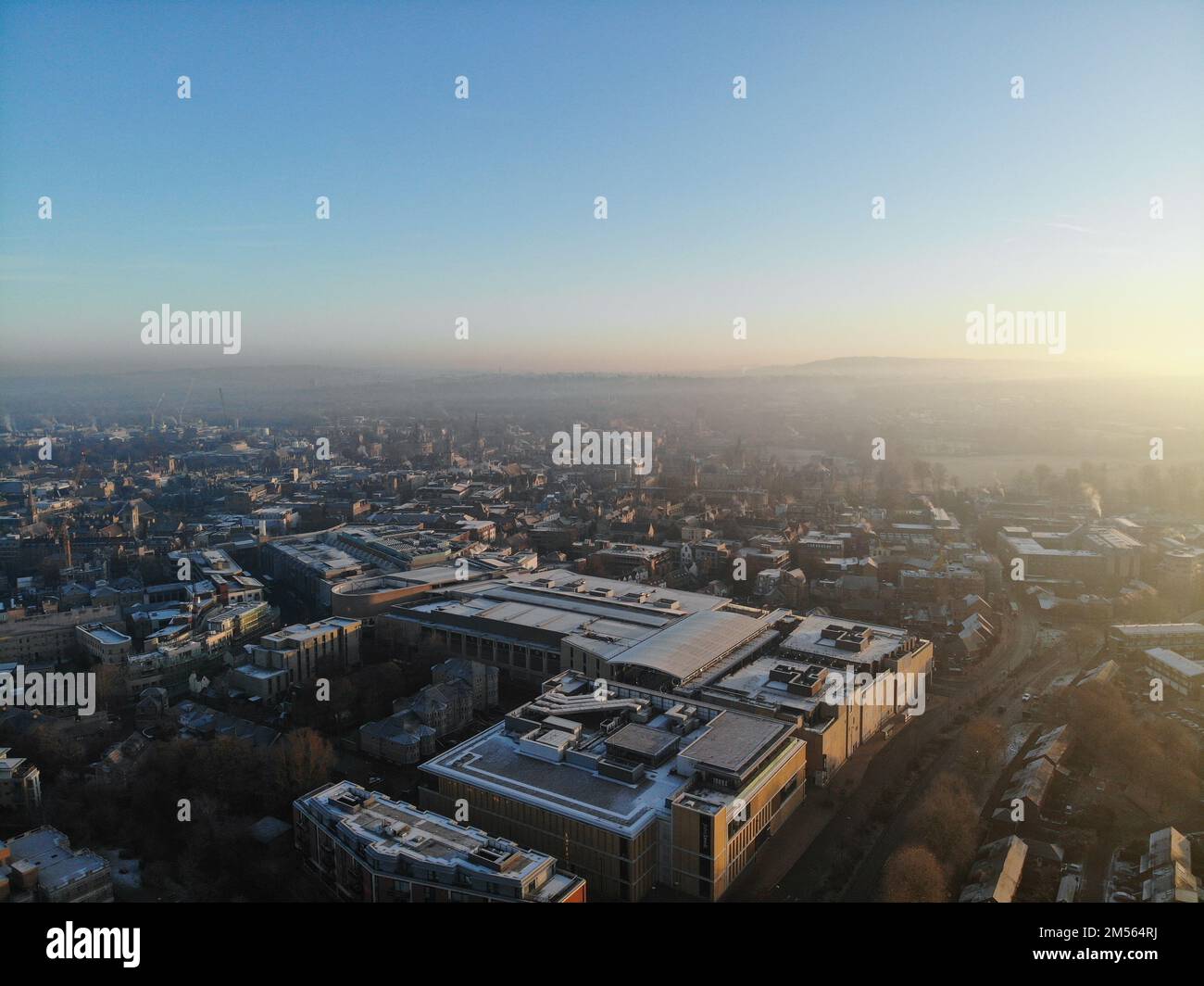 Oxford, Royaume-Uni. 12th décembre 2022. (NOTE DE LA RÉDACTION: Image prise avec drone).vue aérienne de la ville d'Oxford un matin d'hiver. Le Conseil du comté d'Oxford a récemment approuvé des essais de filtres de circulation que certains appellent des « blocages climatiques » (Credit image: © Edward Crawford/SOPA Images via ZUMA Press Wire) Banque D'Images